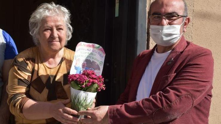 Edirne Belediyesi 200 engelli çocuk annesine çiçek dağıttı