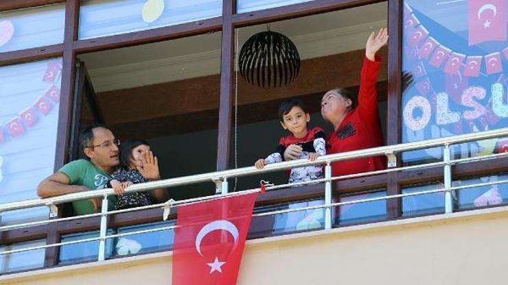Evlerinde kalan anneler için konser verildi