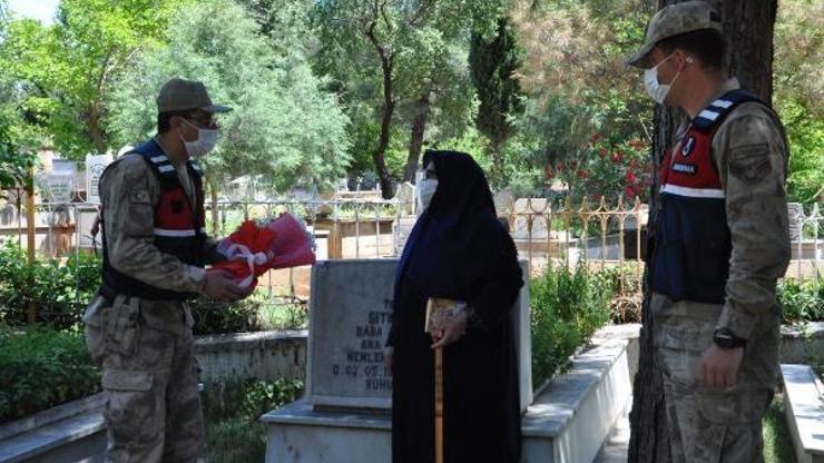 Jandarmalarla birlikte şehit oğlunun mezarını ziyaret etti