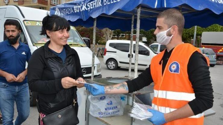 Büyükşehir Alanyada maske dağıttı