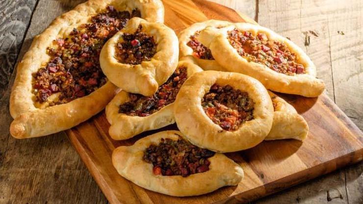 Günün iftar menüsü; Sebze Çorbası, Küçük Pideler, Cevizli Hurmalı Sarma