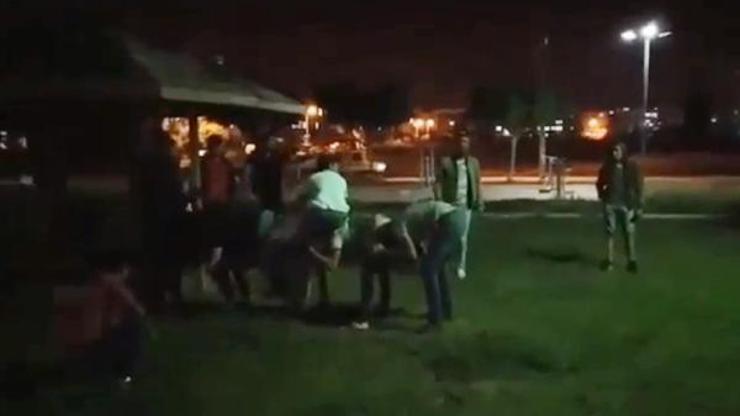 Sokakta uzun eşek oynayan gençlere tepki