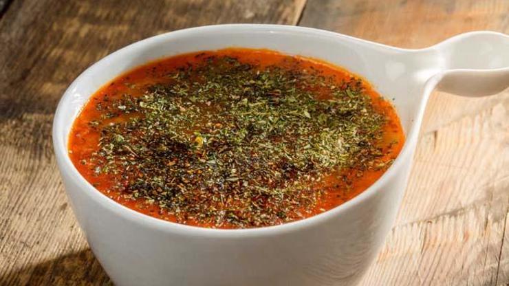 Günün iftar menüsü; Tutmaç Çorbası, Beşamelli Ispanaklı Krep Bohçaları ve Elmalı Muhallebi