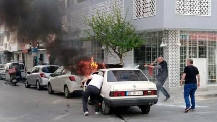 Alev alan otomobile ilk müdahaleyi esnaf yaptı