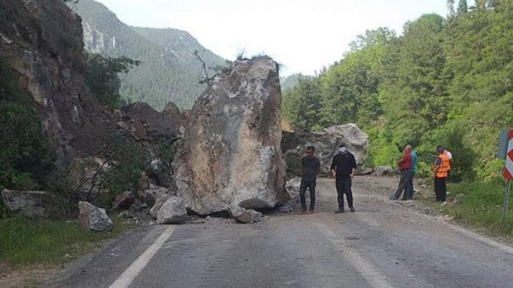 Dev kaya parçaları yola düştü