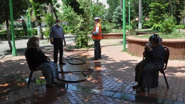 İslahiyede, yaşlılar parkları doldurdu