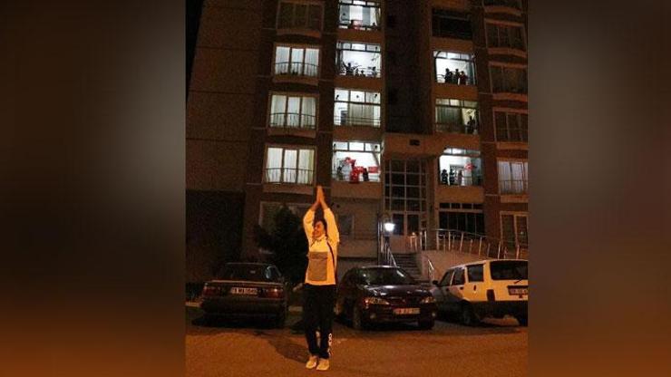 Balkonlara çıkarak spor yaptılar