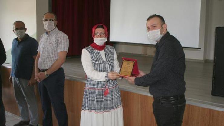 Başhekimden maske üreten usta öğreticilere plaket