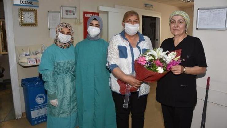 Başkan Erdemden hemşirelere karanfil