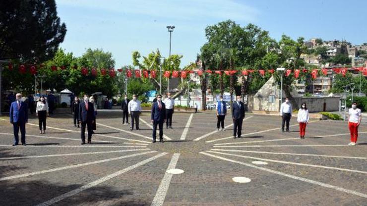 Sosyal mesafeli 19 Mayıs töreni
