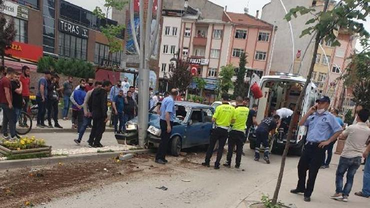 Otomobil direğe çarptı: 2 yaralı