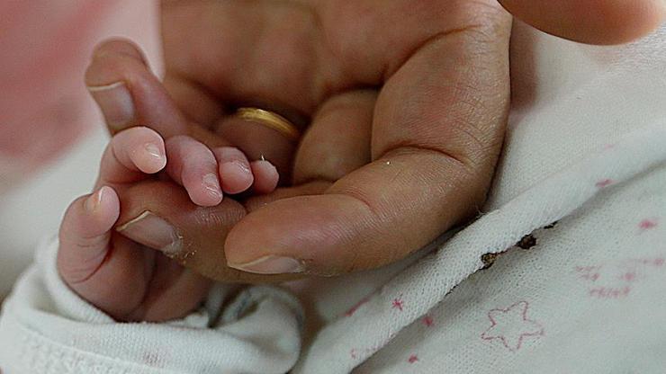 İki günlük bebek Kovid-19 nedeniyle öldü