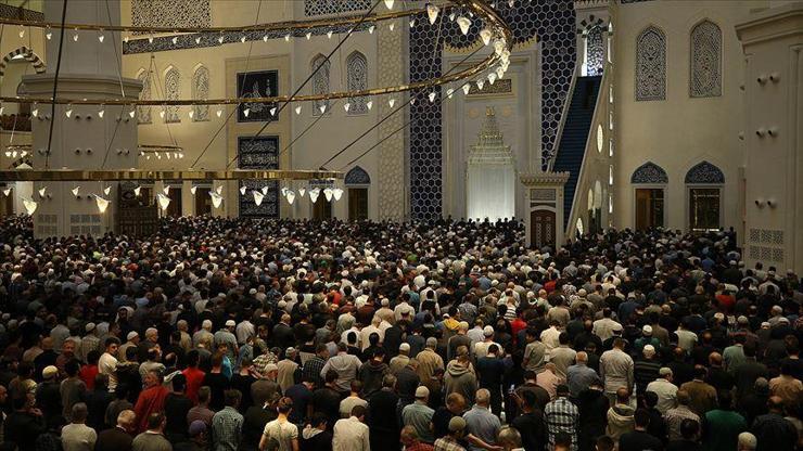 Diyanet yanıtladı... Bayram namazı evde kılınır mı Evde duha namazı nasıl kılınır