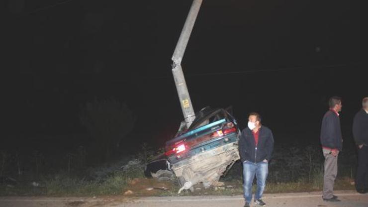 Aydınlatma direğine çarpan otomobilin sürücüsü öldü