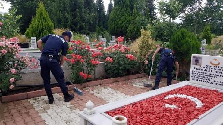 Salihlide, şehit mezarlarının bakımı gerçekleştirildi