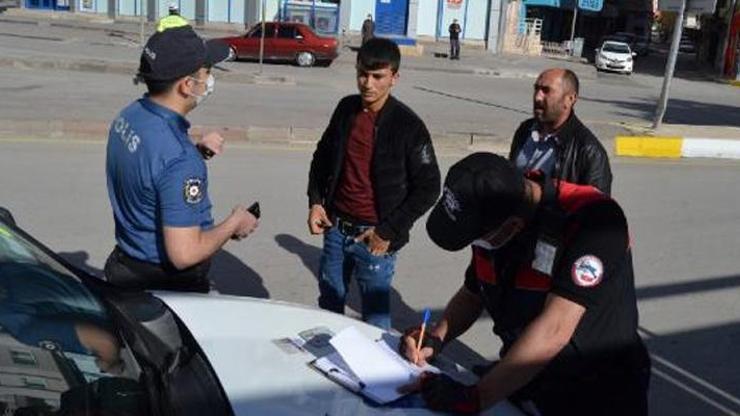 Arabada çekirdek çitlerken polise yakalandılar