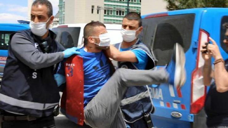 5 kişiyi alıkoyup gaspeden şüpheliden gazetecilere tekme