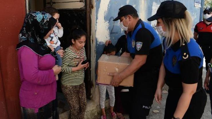 Polis ihtiyaç sahiplerine gıda yardımı yaptı
