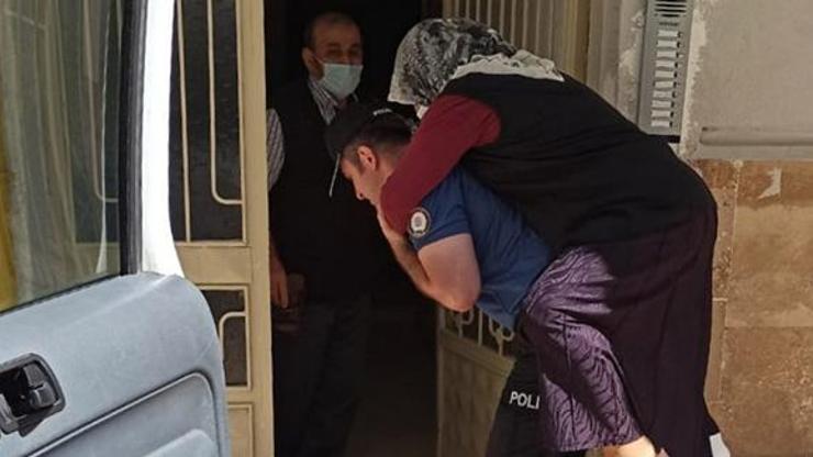Ayağı kırılan kadını, polis sırtında taşıdı