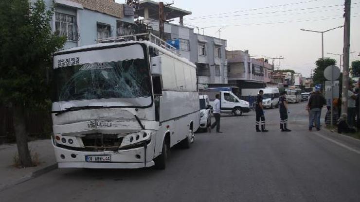 2 midibüs çarpıştı: 12 tarım işçisi yaralandı