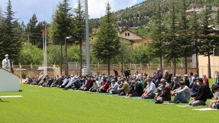 Aksekide stadyumda cuma namazı