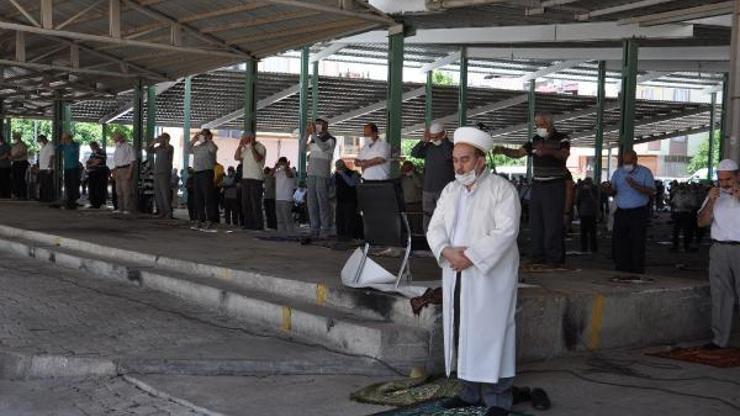 Sosyal mesafeli ve maskeli cuma namazı kılındı