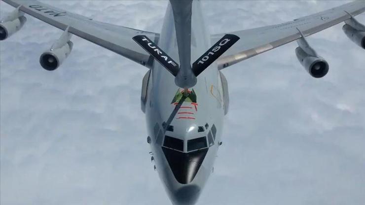 NATOya ait AWACS uçağına havada yakıt ikmali