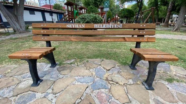 Seyhan’da parklara sosyal mesafeli bank yerleştiriliyor