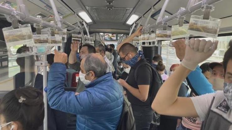 Metrobüslerin içindeki yoğunluk görüntülendi