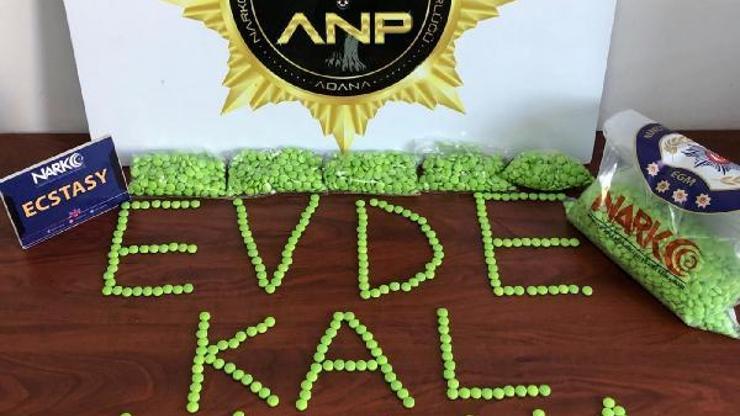 Elindeki poşetten 3 bin uyuşturucu hap çıktı