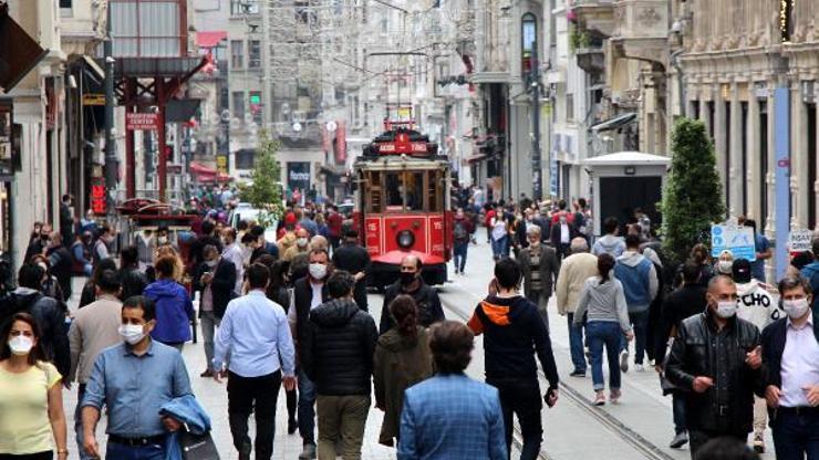 İstiklal Caddesinde sosyal mesafe kuralları unutuldu