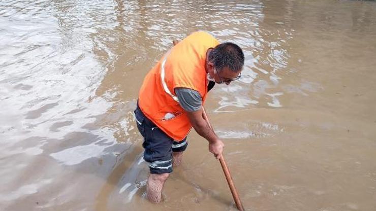 Çatalcada yağmur yolları göle çevirdi
