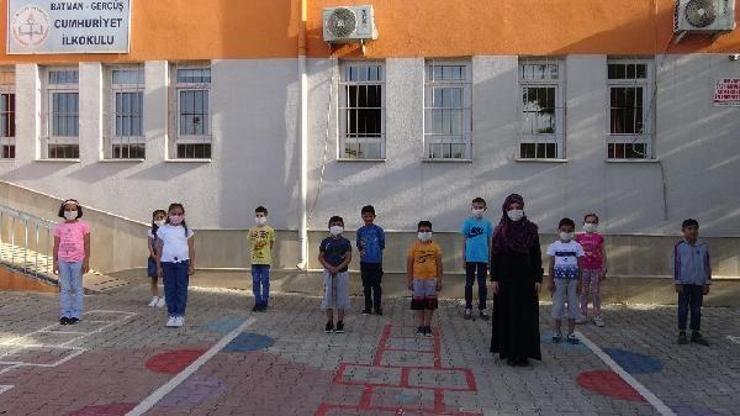 Vefalı öğretmen öğrencilerini unutmadı