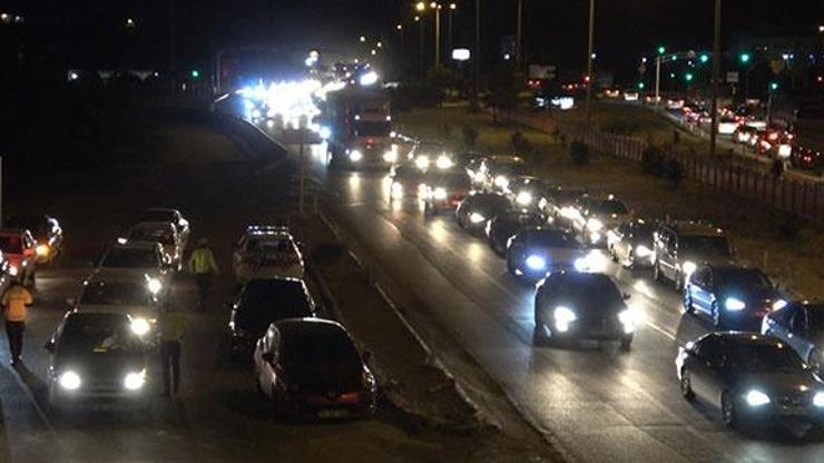 Gece vakti trafik yoğunluğu Araçlar durma noktasına geldi