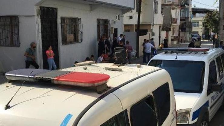 Kavgayı ayırmaya gelen polislerin aracını taşladı