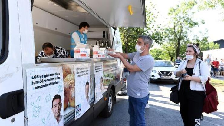 LGS’ye giren öğrencilere çay, maske ve su dağıtıldı