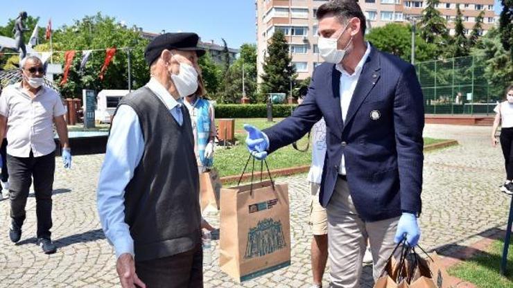 Babalar Günü’ne özel hediyeler dağıtıldı