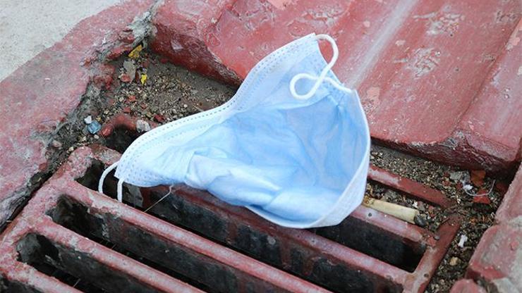 Uzmanı uyardı: Sokak ortasına atılmış maskeler bulaş kaynağı