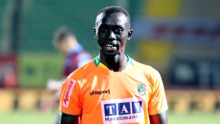 Papiss Cisse imzayı atıyor