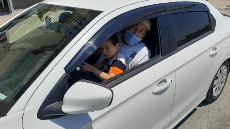 Kucağında çocukla otomobil kullandı