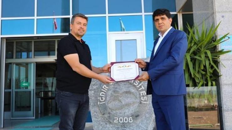 Kaya tuzuna Iğdır Üniversitesinin logosunu işledi
