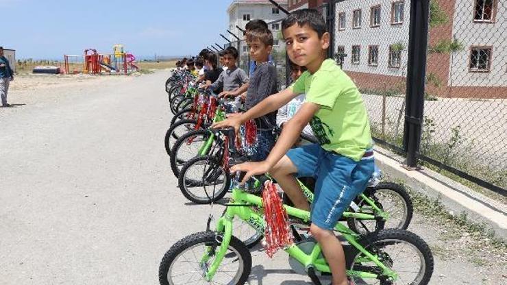 Babasız 42 çocuk bisiklet sevinci yaşadı