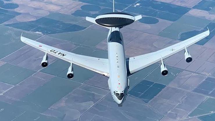 NATO uçağına yakıt ikmali