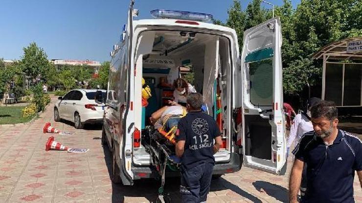 Devrilen silindirin altında kalan sürücü yaralandı