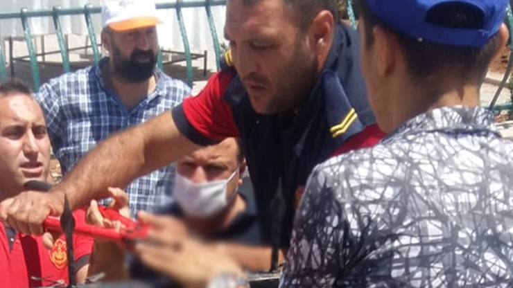 Eli korkuluğa saplanan genç kurtarıldı
