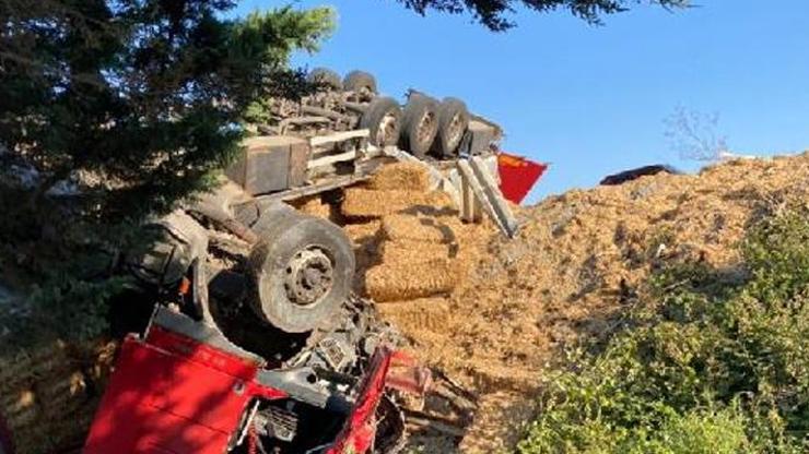 Arnavutköyde saman yüklü kamyon devrildi