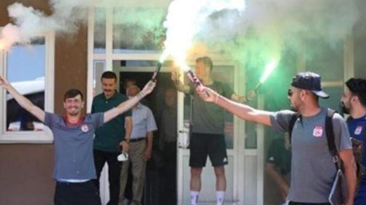 Mert Hakan Yandaştan Sivasspora meşaleli veda