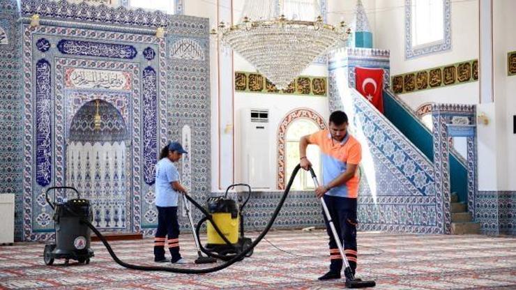 Muratpaşadaki camilerde bayram temizliği
