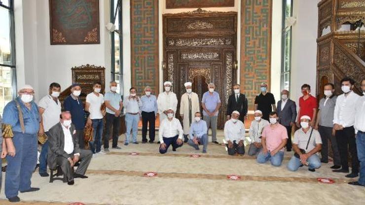 Bursa Büyükşehir Belediye Başkanı Aktaş, cami açılışında vatandaşlarla bayramlaştı