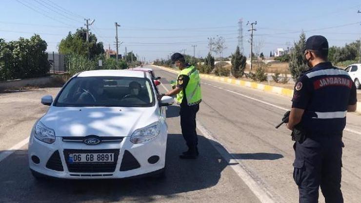 Jandarmadan kolonya ve şeker ikramı